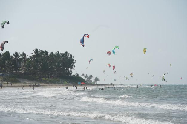 Prática de kitesurf