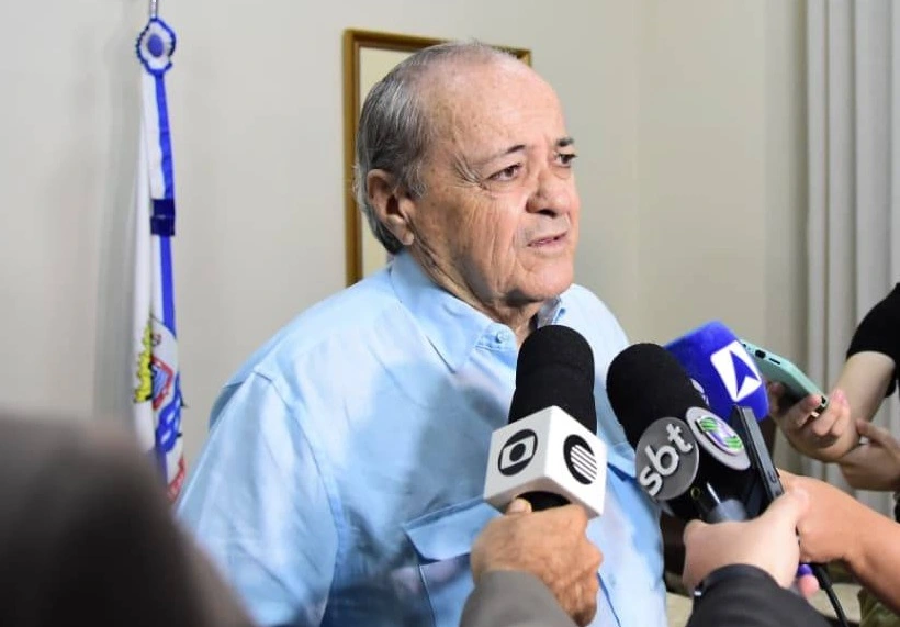 Silvio Mendes durante coletiva de imprensa