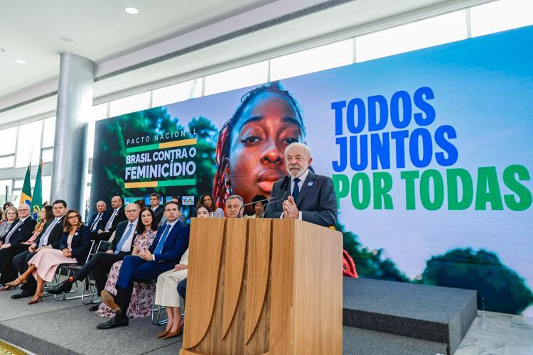 Lula diz que sociedade peca por omissão enquanto mulheres são espancadas e assassinadas