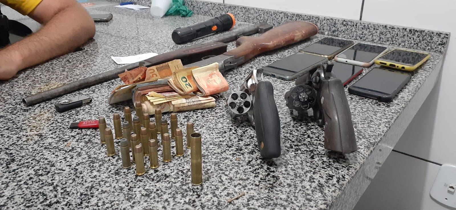 Foram encontradas armas e munição com o suspeito