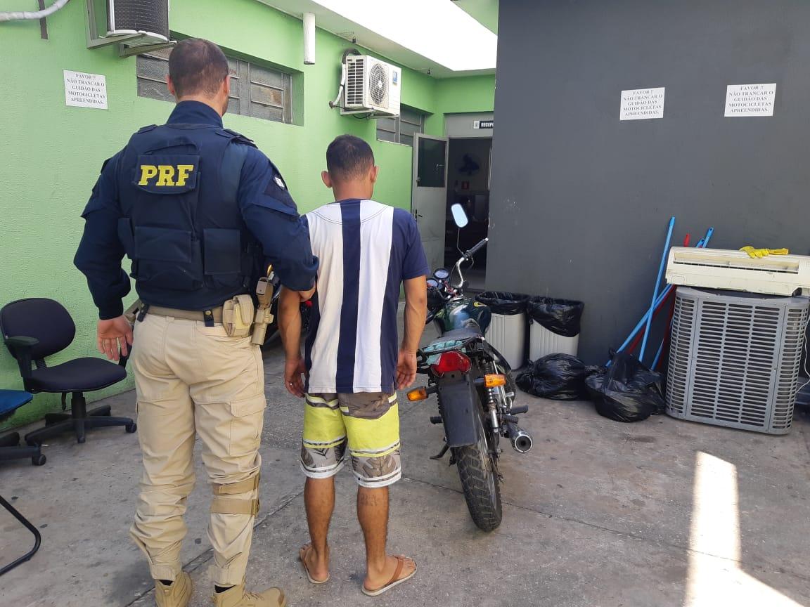 Moto e homem detido foram levados para a Central de Flagrantes