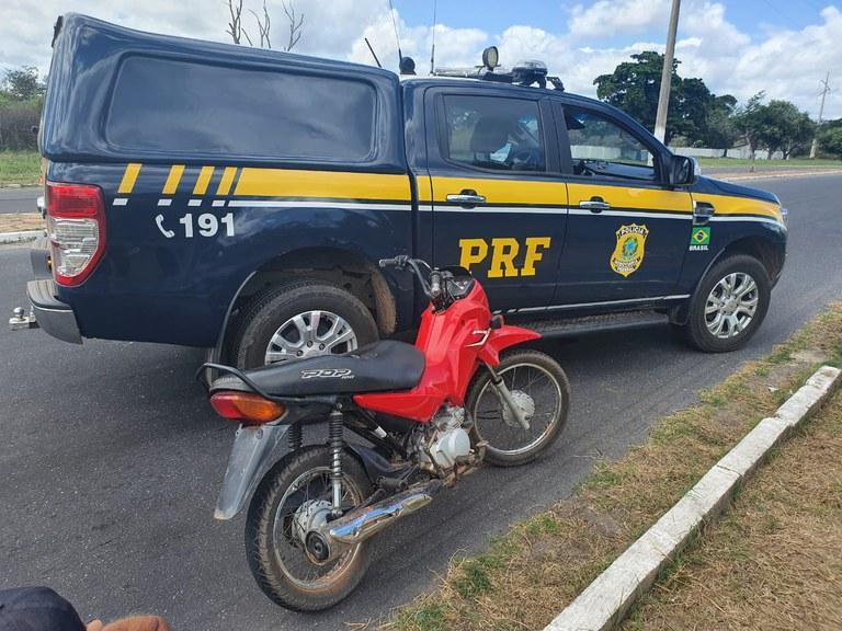 Os policiais conduziram o homem e o veículo até à Polícia Civil de Piripiri para os procedimentos cabíveis