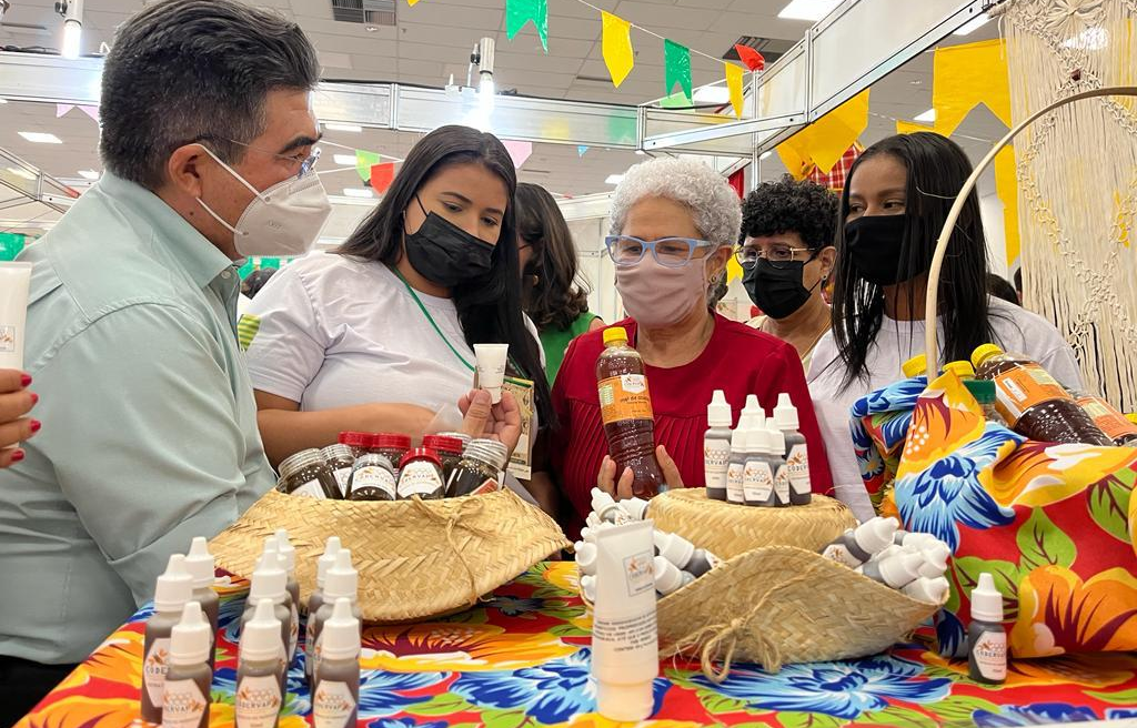 Governadora participa de feira com produtos piauienses