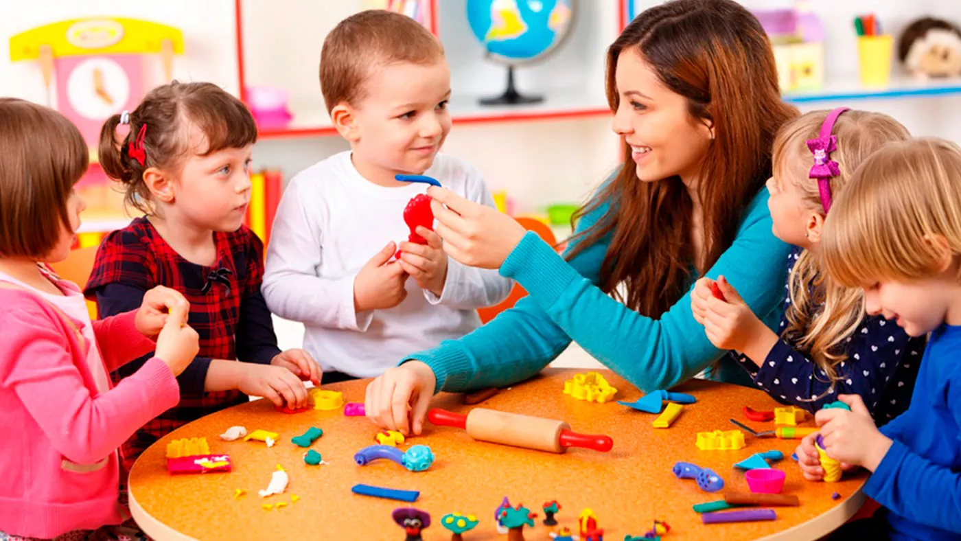 Um brinquedista estimula a criatividade, a interação social, o desenvolvimento cognitivo e a preservação cultural das crianças