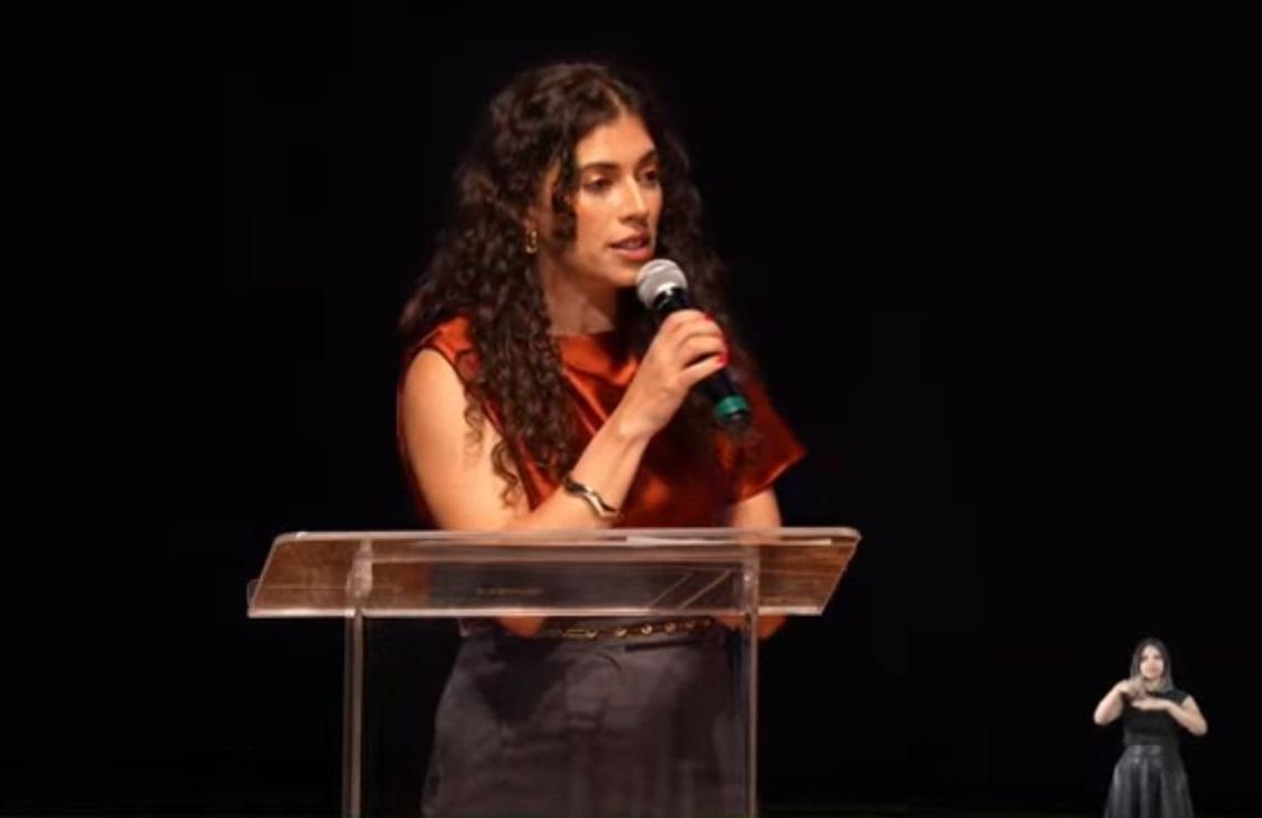 Professora Rayane Camila durante discurso