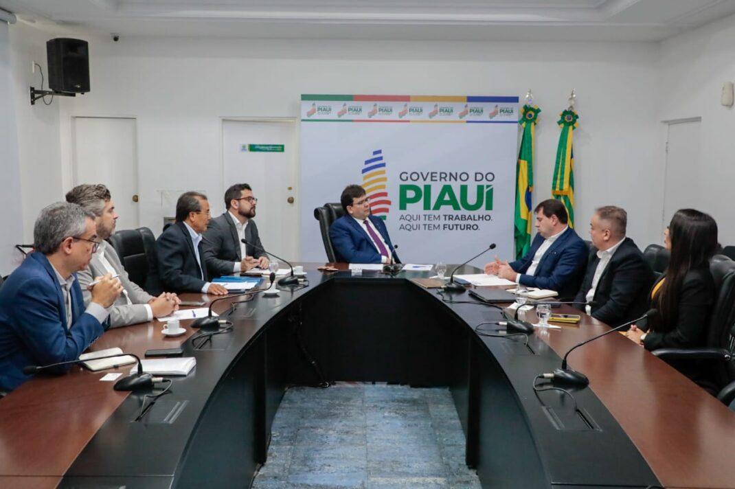 Governador em reunião com a equipe