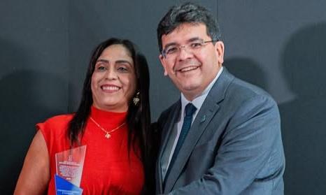 Empreendedora Valdelice Carvalho com o governador Rafael Fonteles
