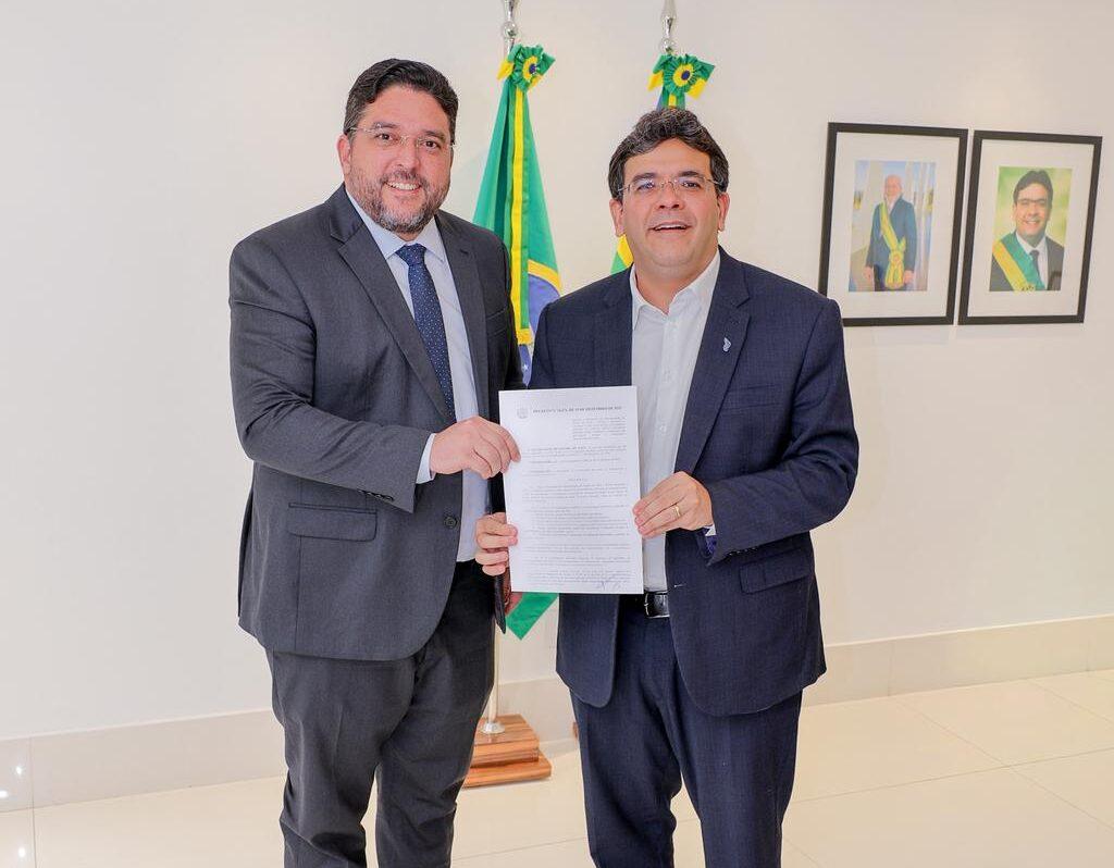 Governador com o secretário da Administração, Samuel Nascimento