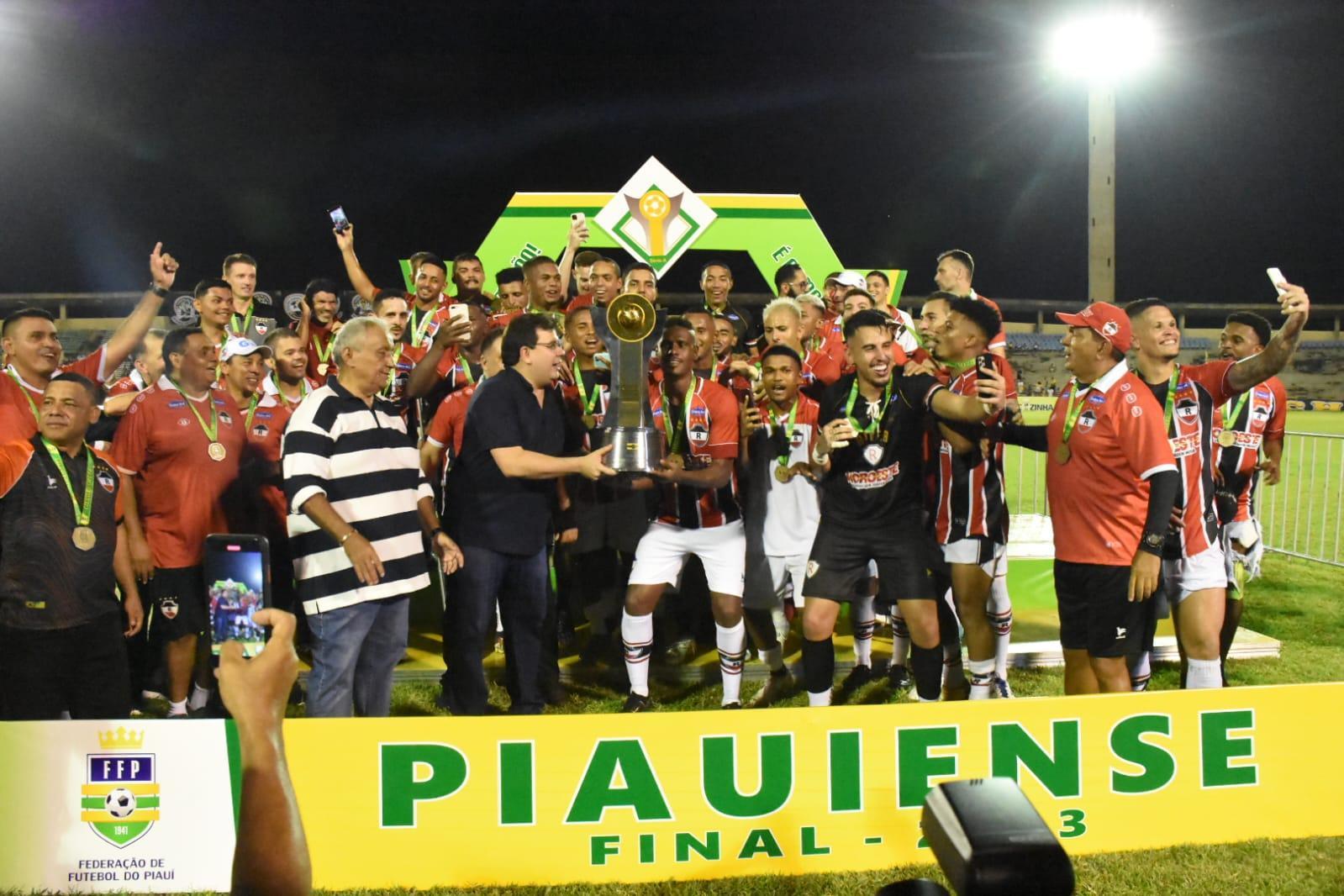 Rafael Fonteles entregou a taça de campeão do Campeonato Piauiense ao River