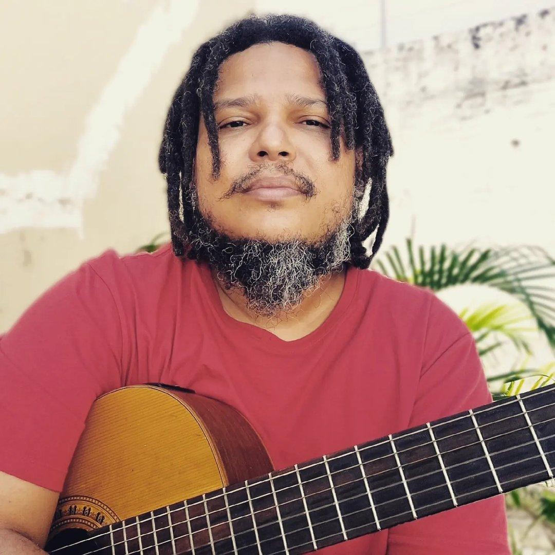 O cantor e compositor Ravel Rodrigues