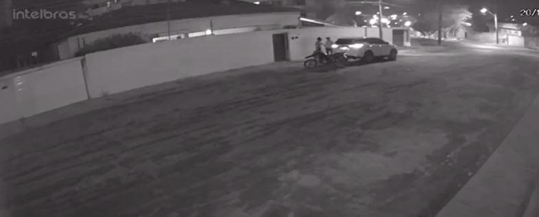 Vídeo mostra momento em que criminoso aborda vereador