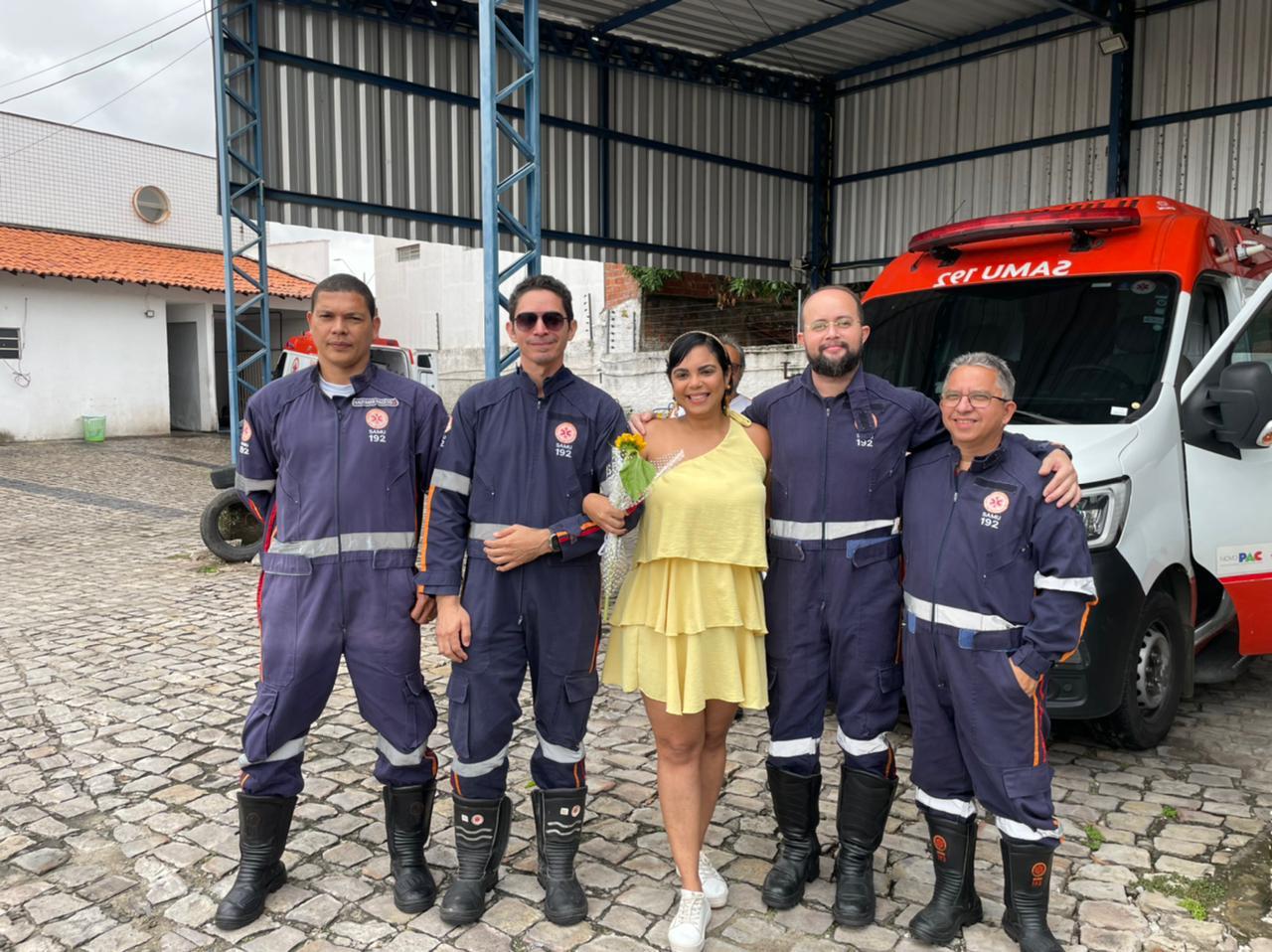 A enfermeira Vitória Lorrayne, reencontra socorristas do SAMU, um ano após grave acidente