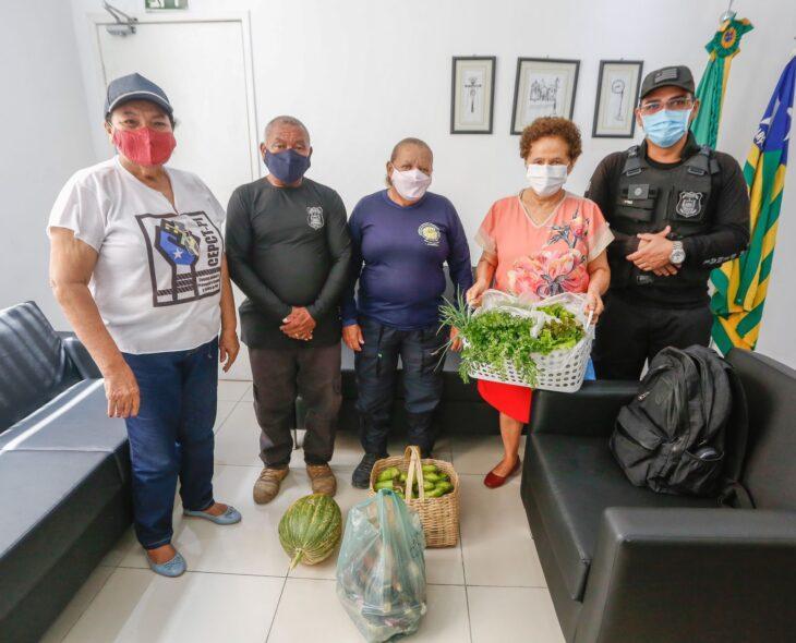 Regina Sousa recebendo produtos da Irmão Guido
