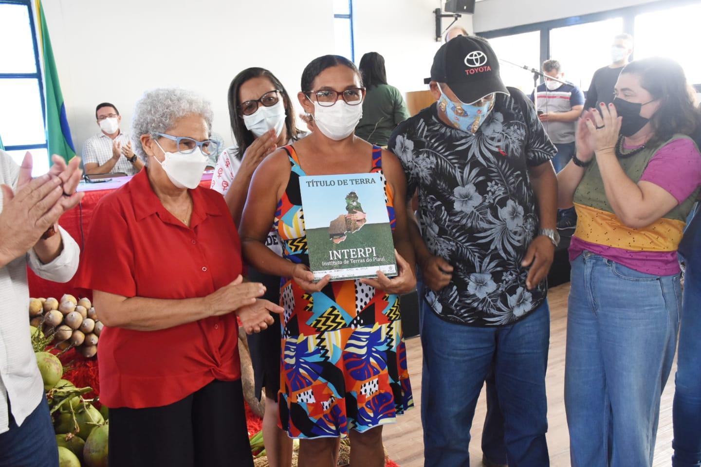Governadora Regina Sousa participa de entrega de títulos de terra