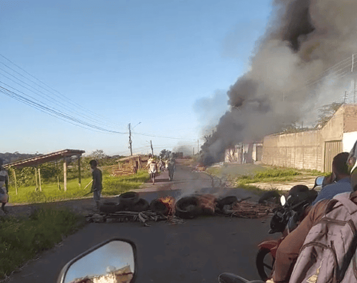 Moradores incendeiam pneus contra reintegração de posse