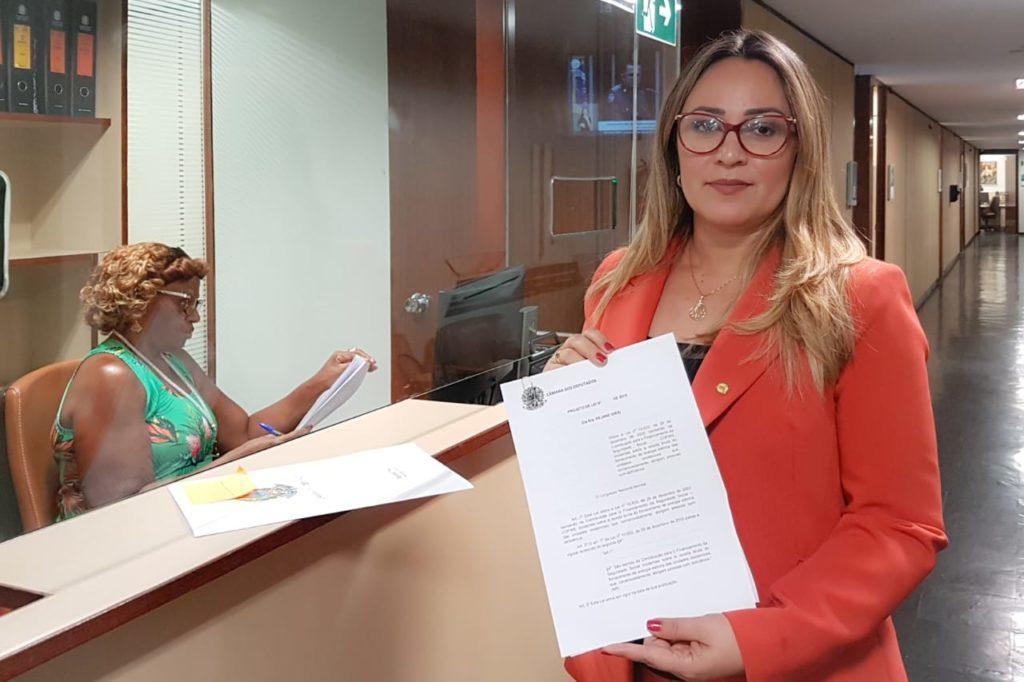 Deputada Rejane Dias protocolando PL na Câmara Federal