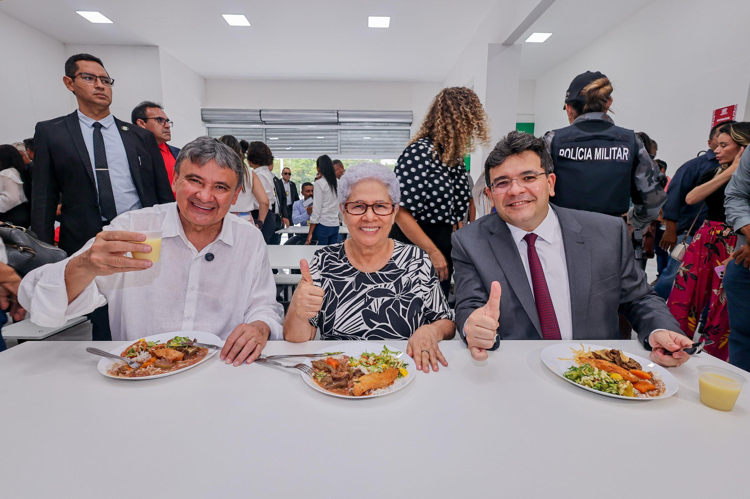 O ministro Wellington Dias, a secretária Regina Sousa e o governador Rafael Fonteles (esq. para dir.)