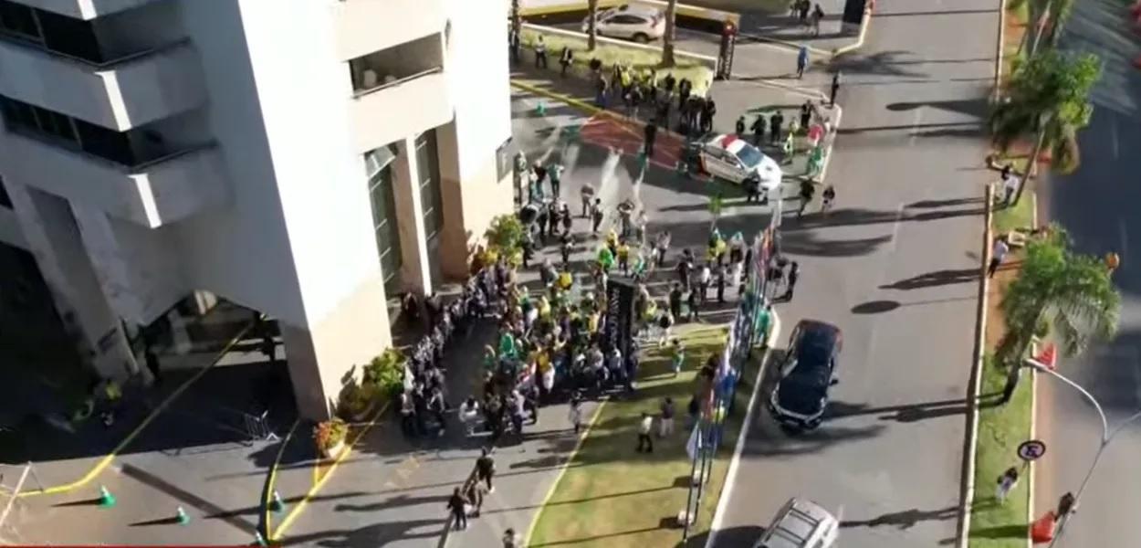Pequeno grupo de apoiadores do ex-presidente