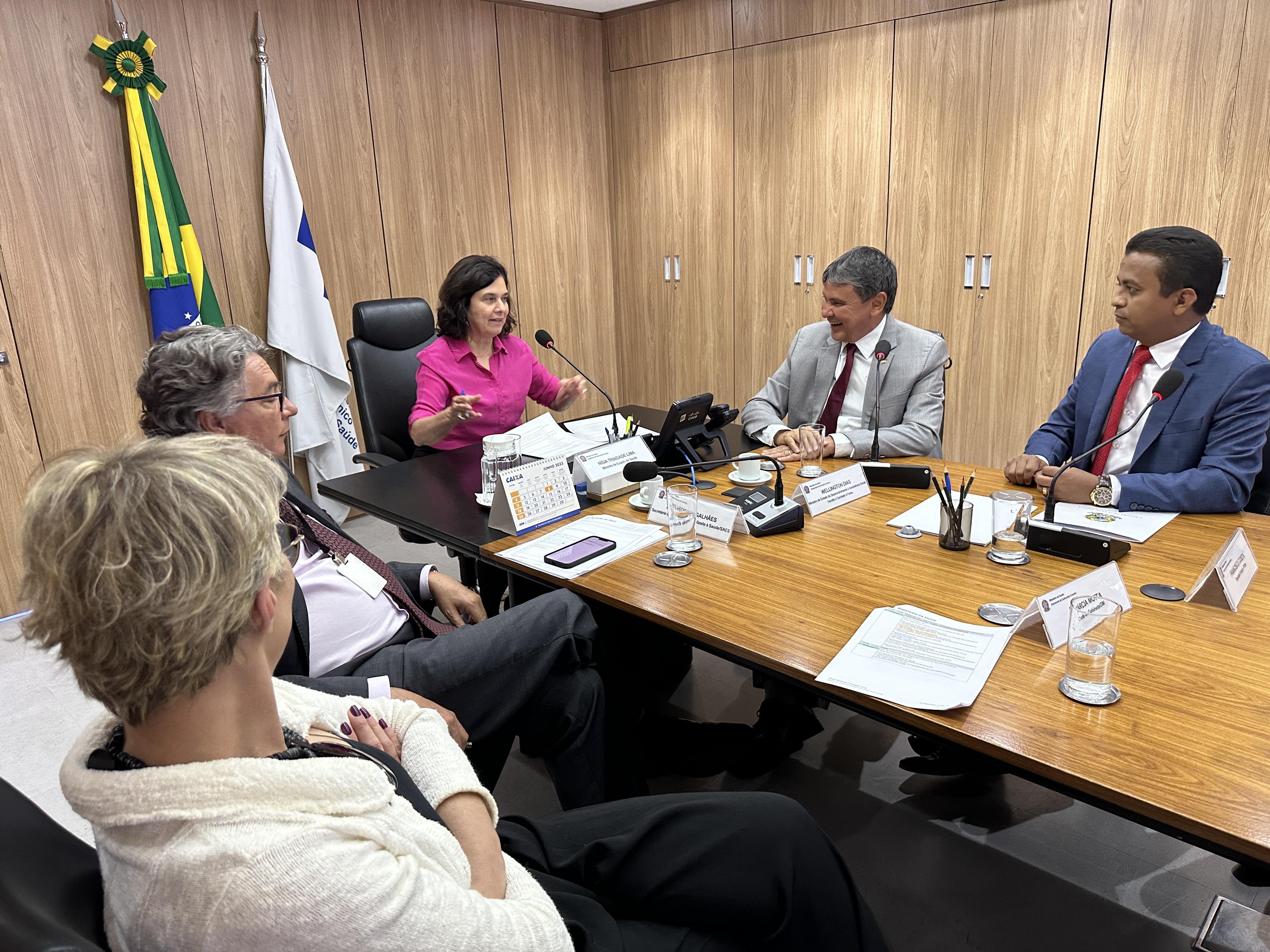 Reunião define mais verbas para o HU