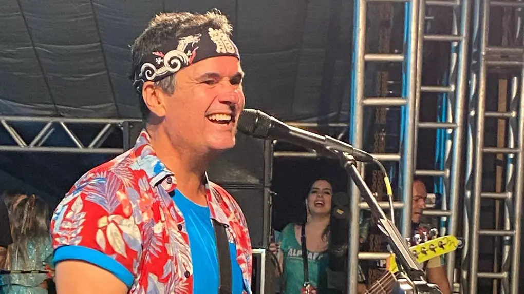 O cantor Ricardo Chaves faz show gratuito, a partir das 19h, no bloco Pinto da Morada