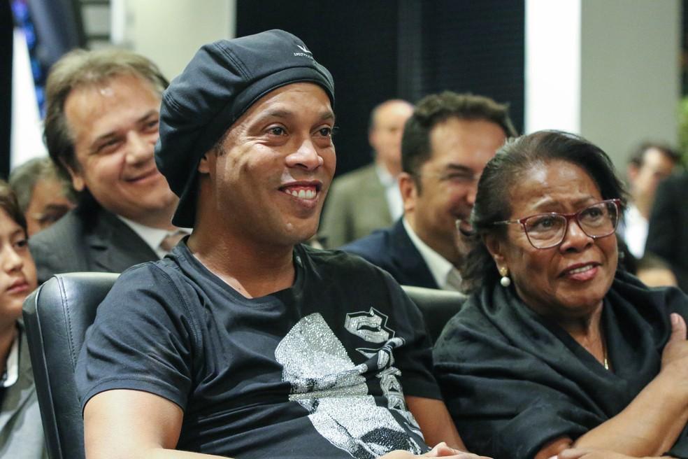 Ronaldinho Gaúcho e sua mãe Miguelina de Assis