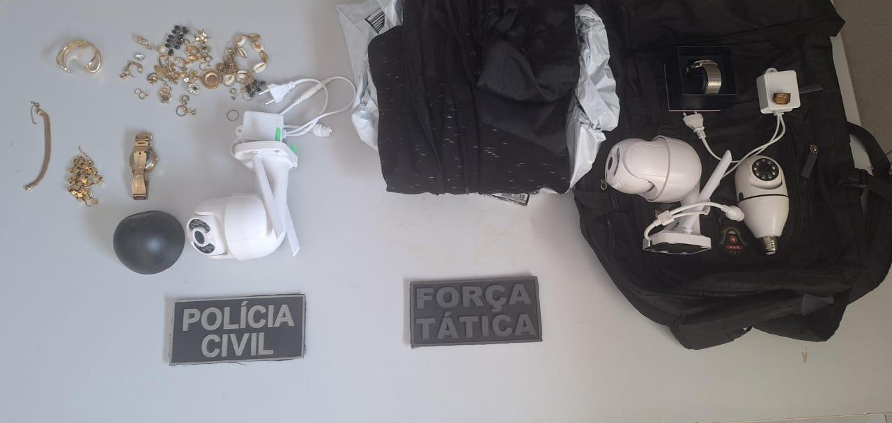 Dupla invadiu casa de juiz em Valença e levou joias, roupas, câmeras de segurança e a Alexa da residência