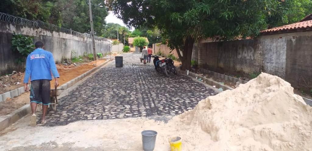 Pavimentação nas ruas do bairro pedra mole.