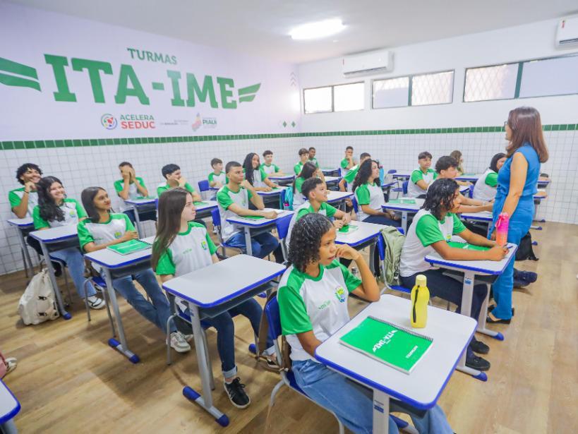 Estudantes das turmas preparatórias para os vestibulares do Instituto Tecnológico de Aeronáutica (ITA) e do Instituto Militar de Engenharia (IME)