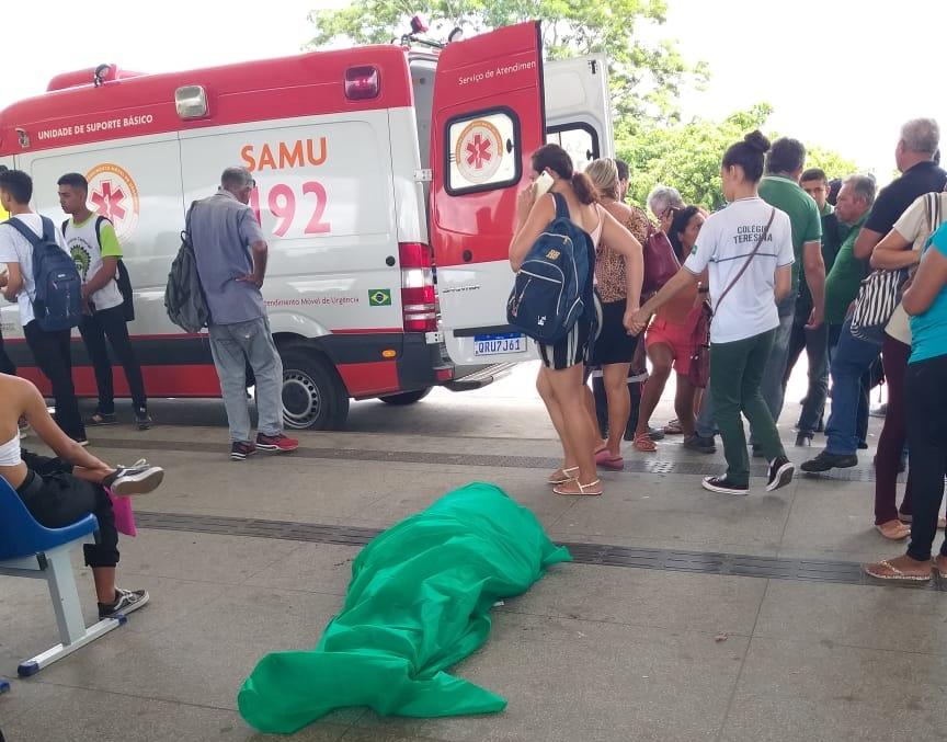 Corpo do idoso ficou estendido no saguão do terminal de integração