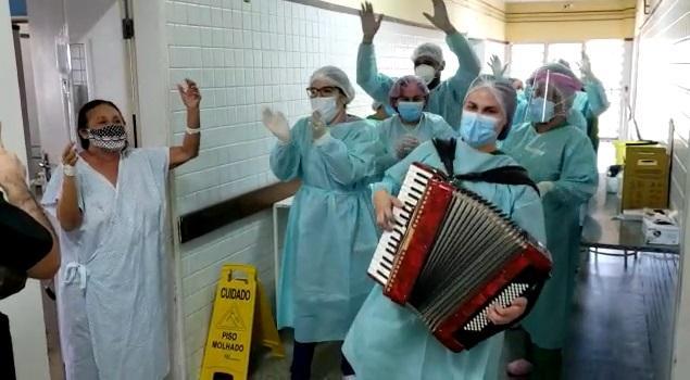Sanfoneira espalhou música e animação pelos corredores de hospital
