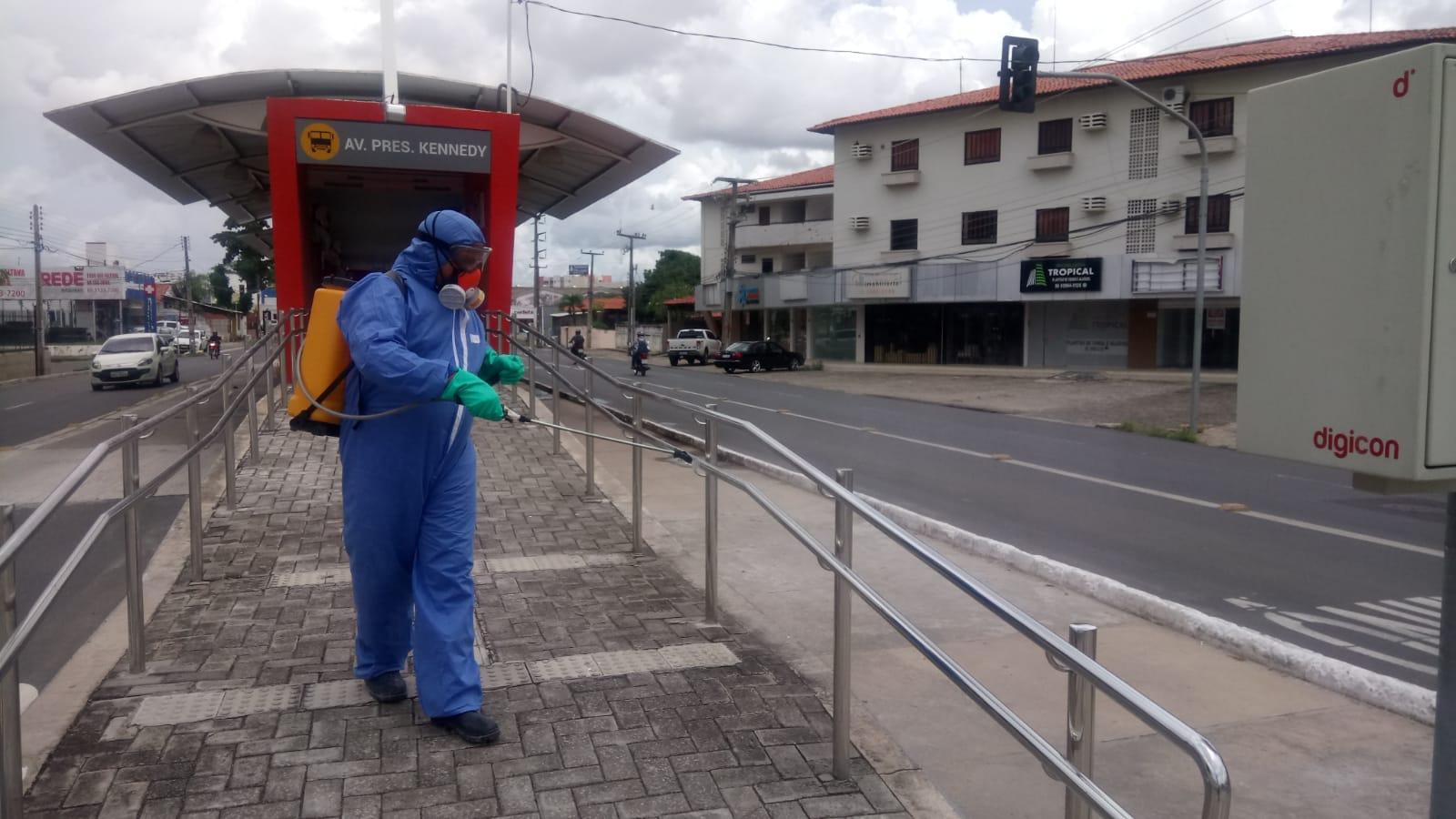 Sanitização em ponto de ônibus