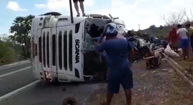 Sucata transportada pelo veículo se espalharam pelo acostamento