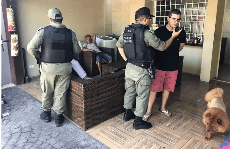 Policiais militares conversam com o vereador na casa dele