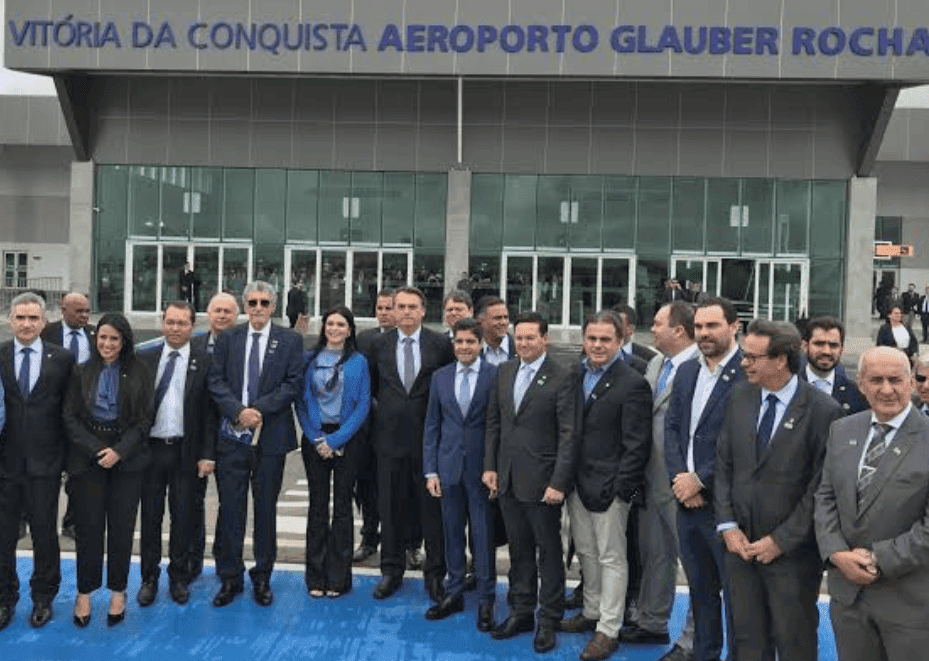 A maioria das autoridades mostradas na foto não moveu uma palha para a construção do aeroporto Glauber Rocha