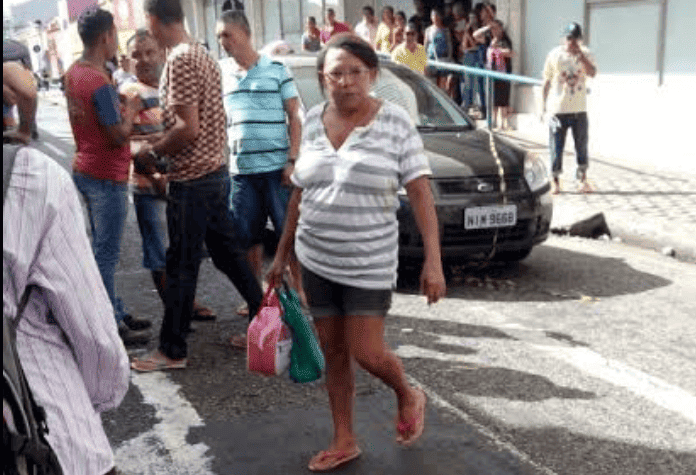 Motorista e guias de "ligeirinhos" criam ponto de confusão bem ao lado de uma igreja