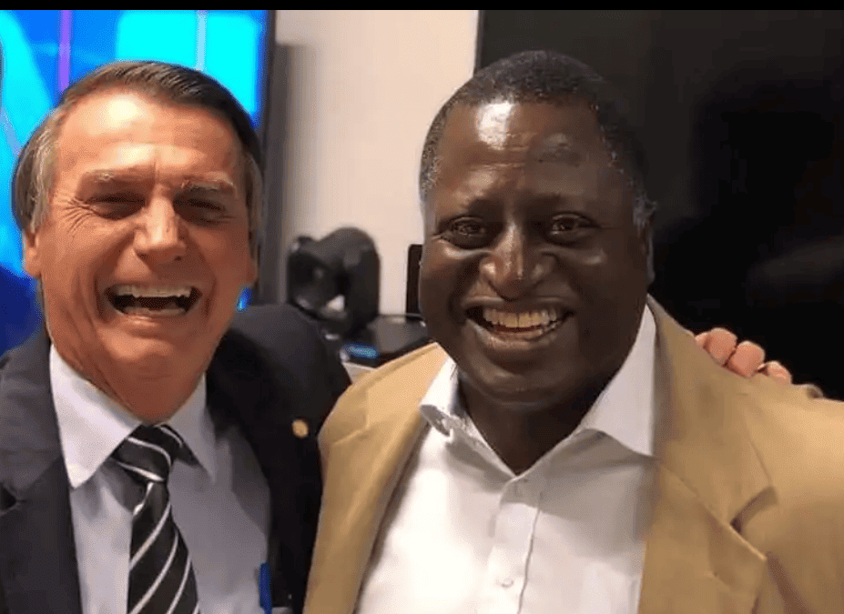 Bolsonaro usava a presença de Hélio ao lado dele para tentar anular a fama de racista