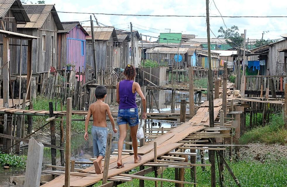 Muitas pessoas ainda vivem em palafitas sem nenhuma infraestrutura