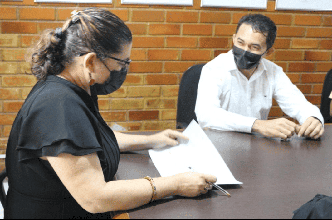 A secretária Patrícia Vasconcelos e o vereador Adilson Coelho