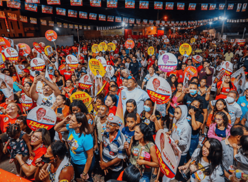 Multidão aplaude os candidatos do PT em Altos