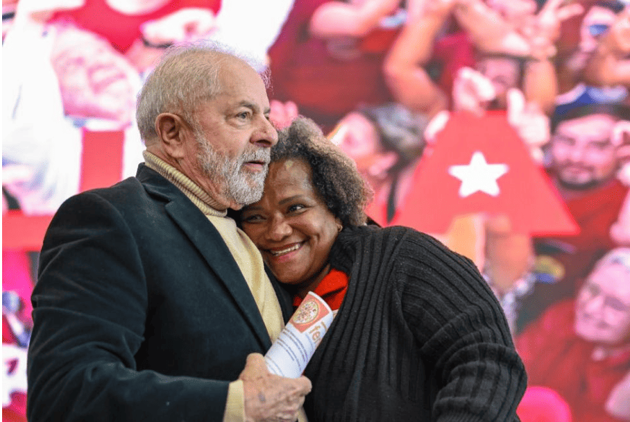 Lula e o abraço de Creuza Maria Oliveira