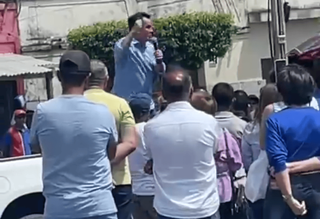 Ciro Nogueira discursa na carroceria de uma pickup