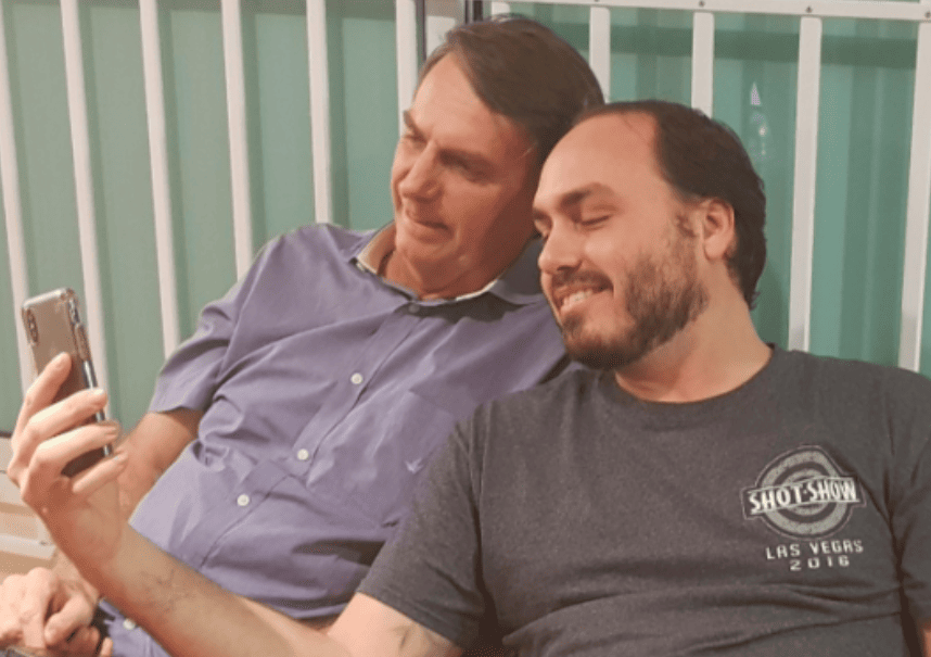 Bolsonaro e o filho Carlos são acusados de manter uma indústria de fake news
