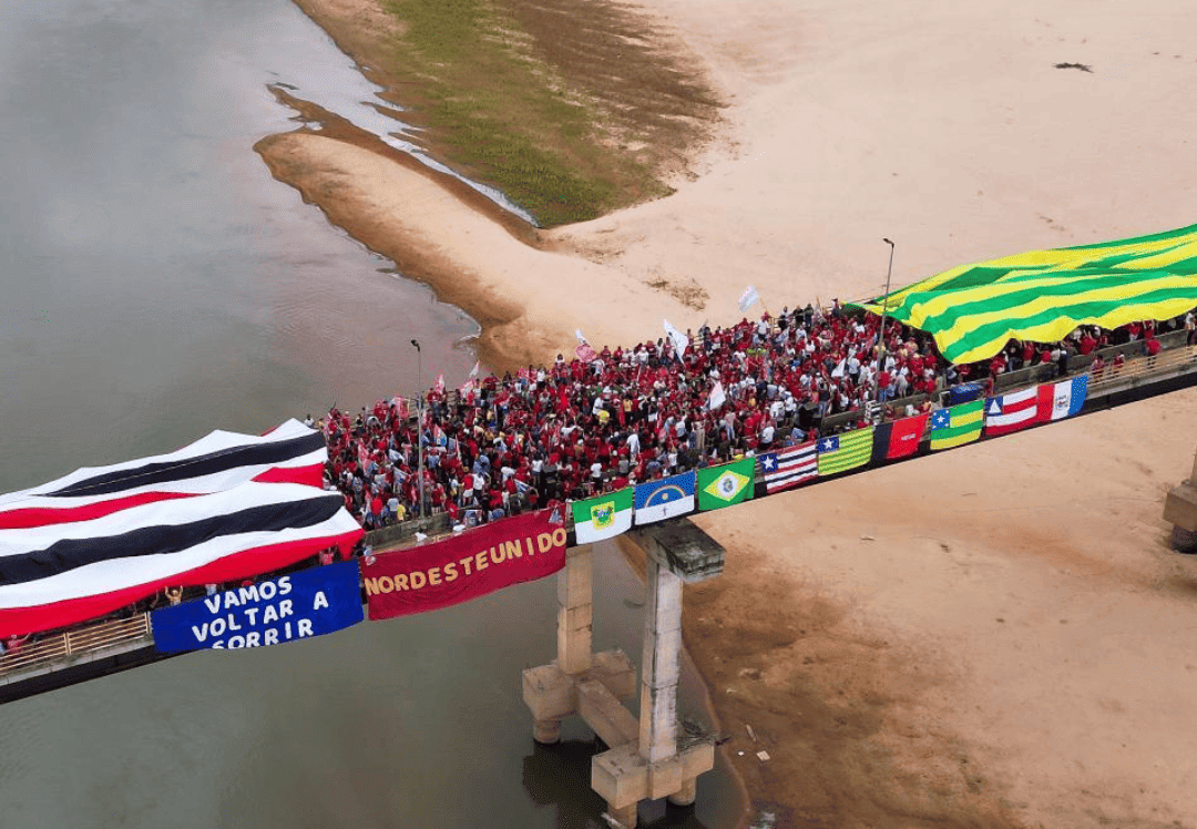 Bandeiras gigantes do Piauí e Maranhão foram estendidas na ponte
