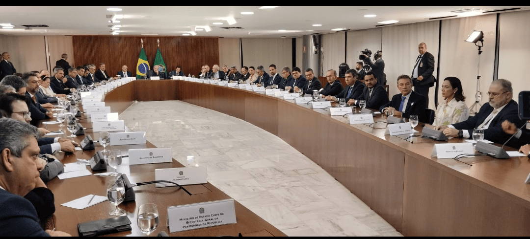 Governadores e ministros reunidos com o presidente Lula