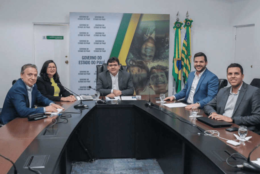 Rafael Fonteles com os secretário Emílio Junior, Núbia Lopes e Washington Bandeira
