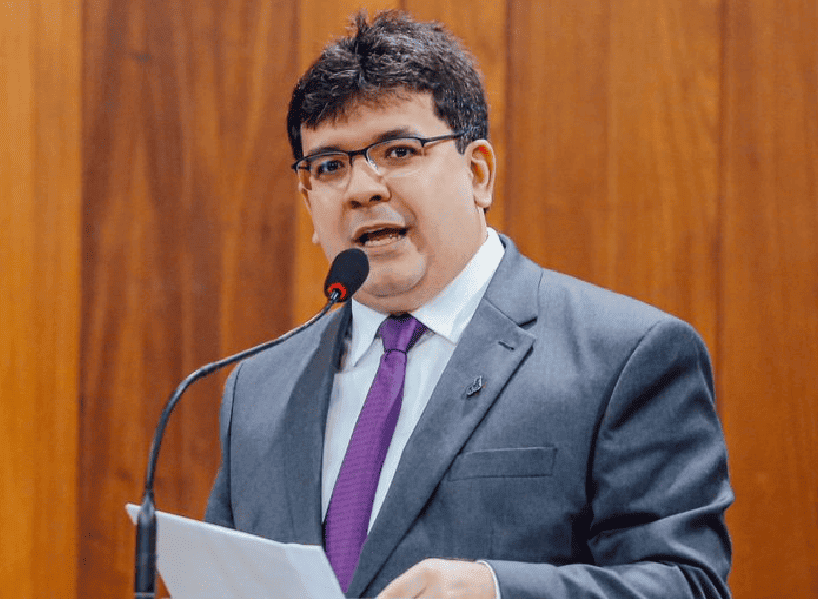 Rafael Fonteles lê sua mensagem aos deputados