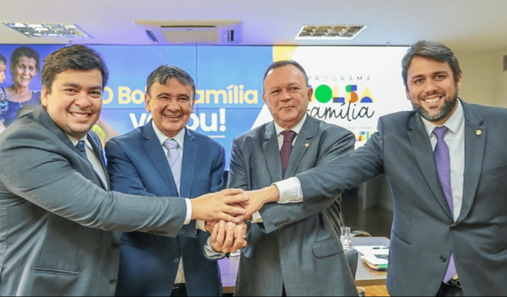 Wellington Dias e Carlos Brandão com assessores