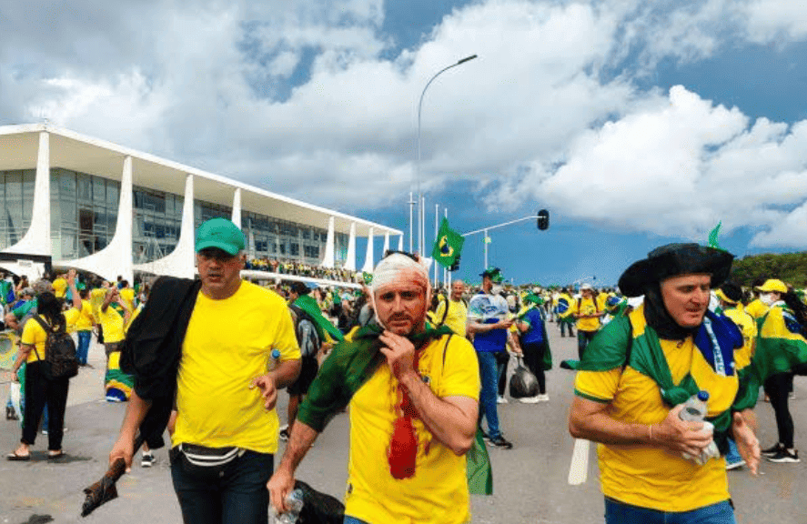 Os envolvidos fizeram questão de mostrar o vandalismo