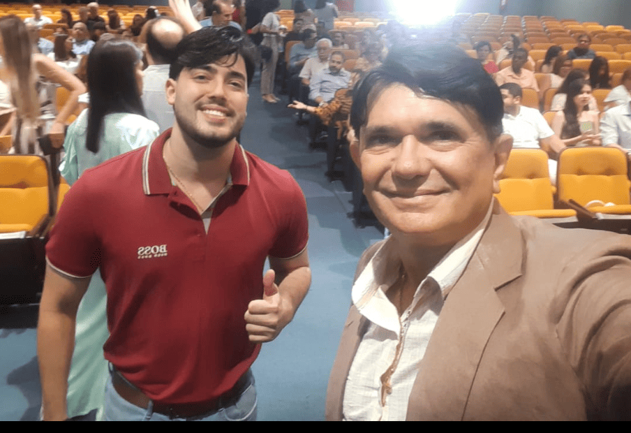 Felipe com o pai Carlos Máximo na colação de grau