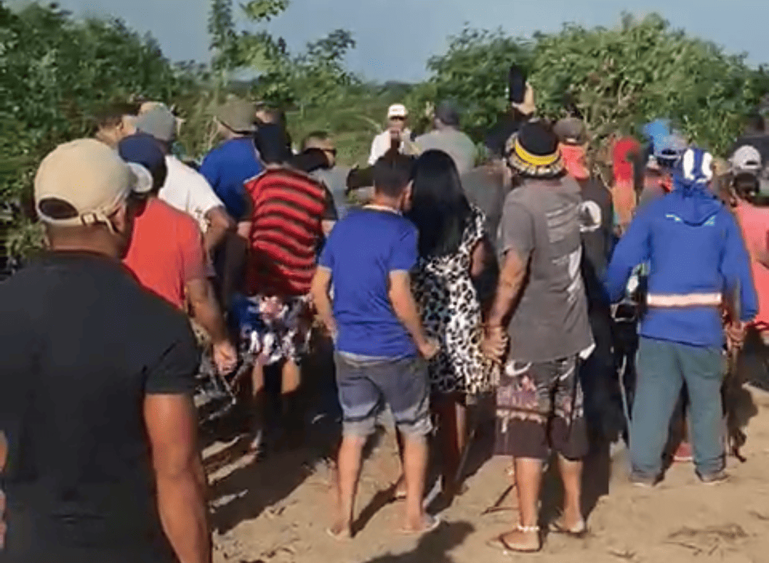 População enfrenta capangas de grileiros com foices e pedaços de pau